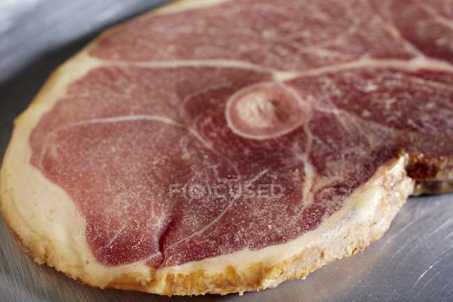 Primo piano vista della bistecca di prosciutto stagionato — Foto stock