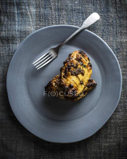 Gebratene Hühnerbrust in eingelegten Zitronen — Stockfoto