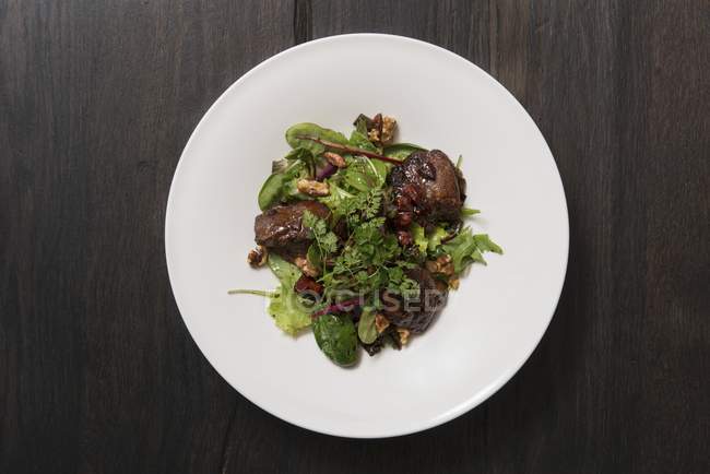 Hühnerleber und Kräutersalat — Stockfoto