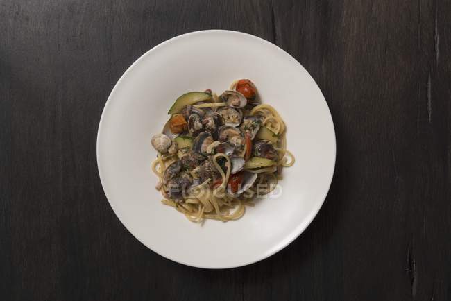 Linguine con vongole, zucchine e pancetta — Foto stock