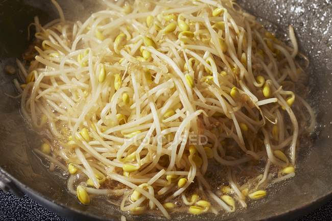 Brotos de soja em wok — Fotografia de Stock