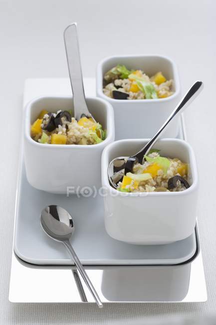 Salade d'orge aux olives et poivrons — Photo de stock