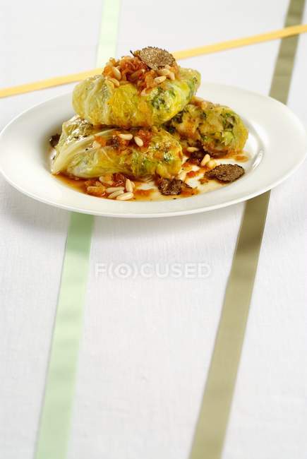 Fagottino di verza al tartufo - Savoy cabbage roulade with truffles — Stock Photo