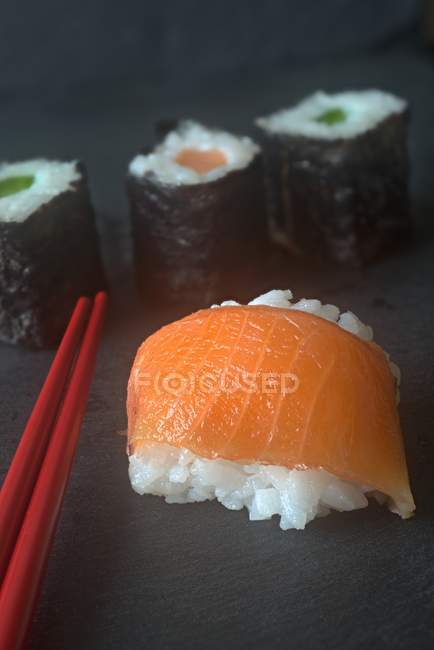 Nigiri Sushi au saumon — Photo de stock