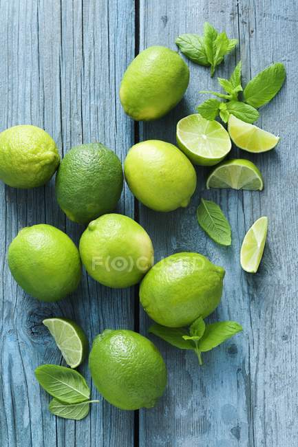 Limes et feuilles de menthe — Photo de stock