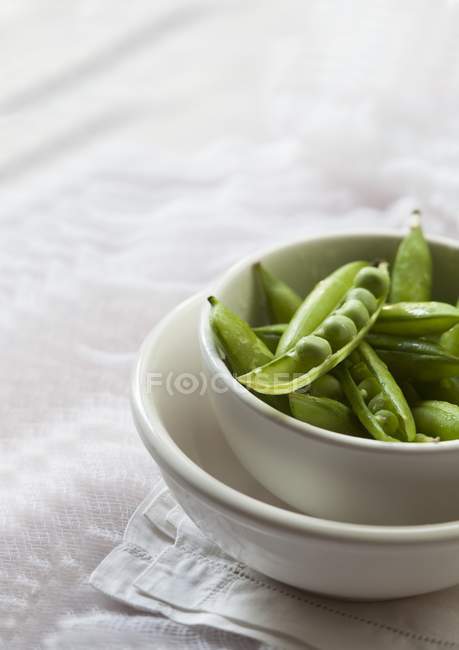 Fresh green peas in pods — Stock Photo