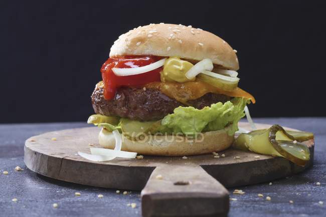 Гамбургер с кетчупом и салатом — стоковое фото