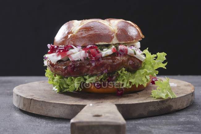 Hamburguesa de carne con salsa de crema - foto de stock