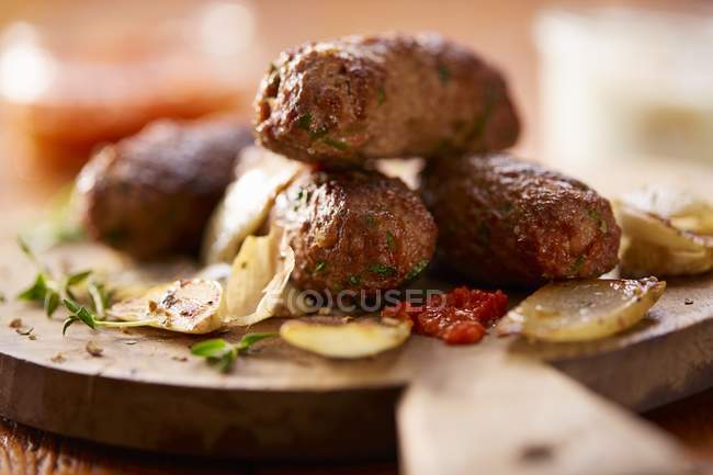 Жареные мясные колбаски — стоковое фото