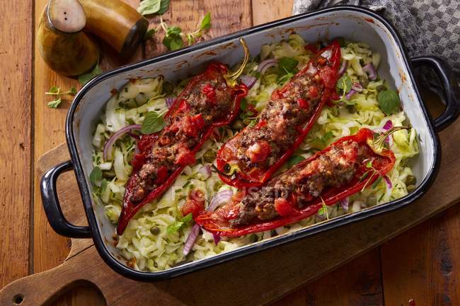Pointed peppers with meat — Stock Photo