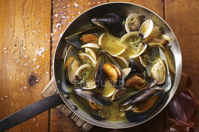 Fried mussels in the pan — Stock Photo