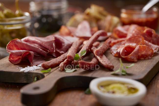 Assiette de charcuterie avec pastrami et salami — Photo de stock