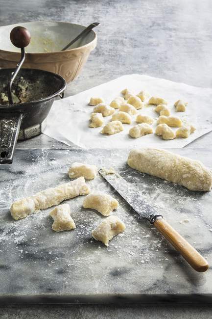 Hausgemachte Gnocchi-Nudeln auf dem Tisch — Stockfoto