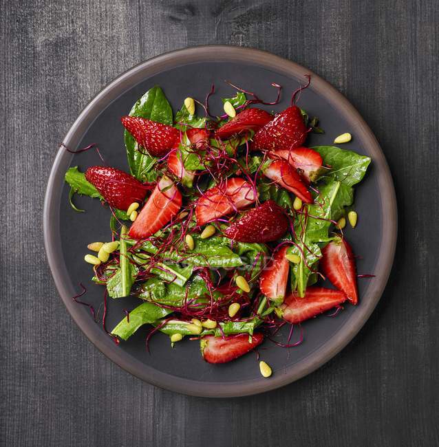 Dandelion salad with strawberries — Stock Photo