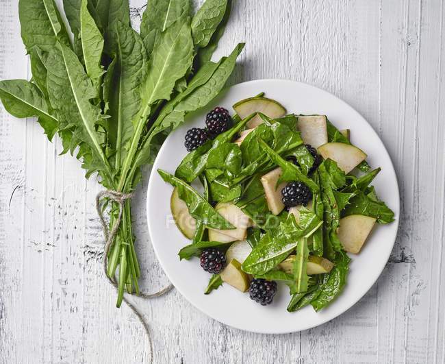 Dandelion salad with pears and blackberries — Stock Photo
