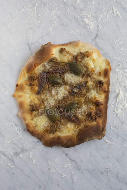 Pizza casera con mozzarella - foto de stock