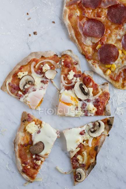 Pizza con tomates y setas - foto de stock