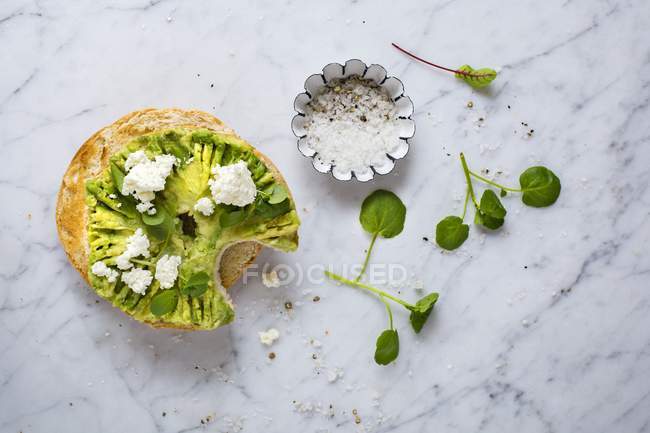 Bagel with avocado and ricotta — Stock Photo