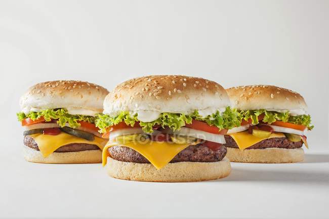 Три свіжі чізбургери — стокове фото