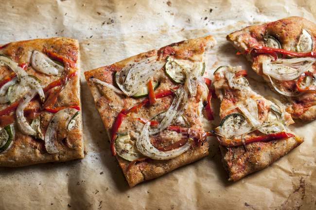 Vegetable pizza with onions — Stock Photo