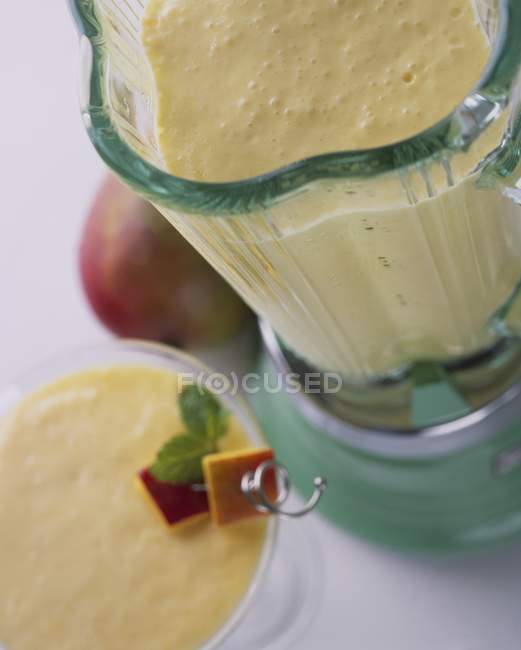 Mango smoothie in blender — Stock Photo