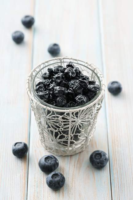Fresh and dried blueberries — Stock Photo