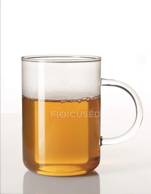 Горячий чай в стеклянной чашке — стоковое фото