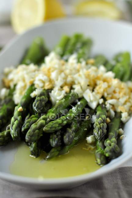 Flemish asparagus with chopped eggs — Stock Photo