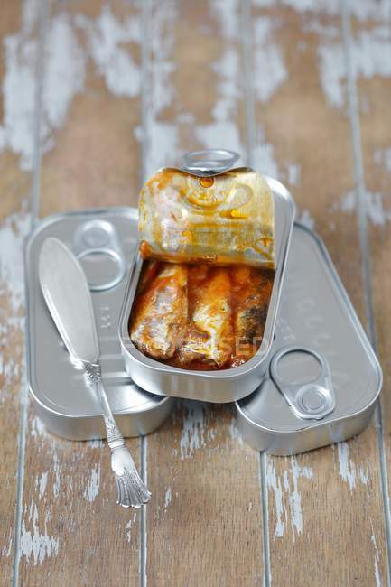 Primo piano vista delle sardine in salsa di pomodoro in una scatola aperta — Foto stock