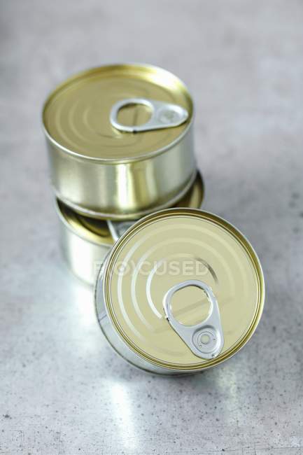 Vista close-up de três latas empilhadas — Fotografia de Stock