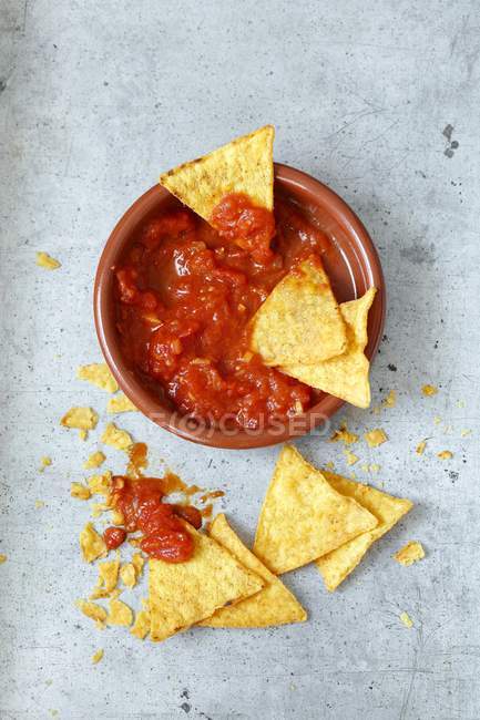 Nachos com molho de tomate caseiro — Fotografia de Stock
