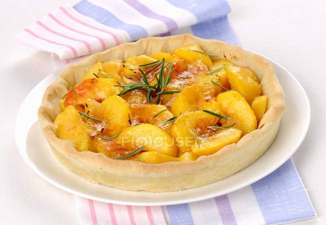 Closeup view of Crostata with peaches and rosemary — Stock Photo
