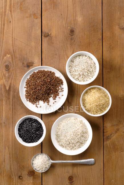 Vários tipos de arroz em tigelas — Fotografia de Stock