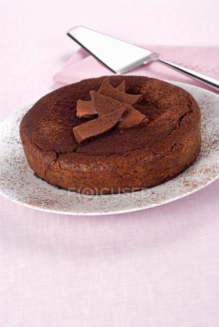 Pastel de chocolate con almendras - foto de stock