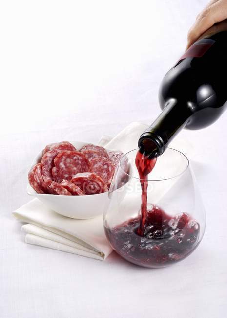 Vinho tinto e salame — Fotografia de Stock