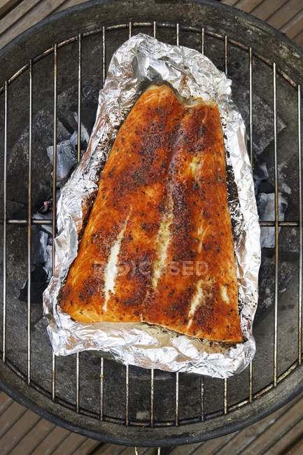 Spiced salmon in aluminium foil — Stock Photo