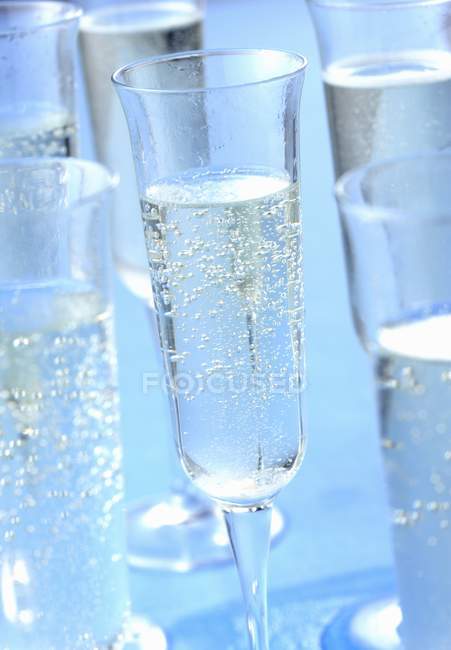 Copos de champanhe em uma superfície azul — Fotografia de Stock