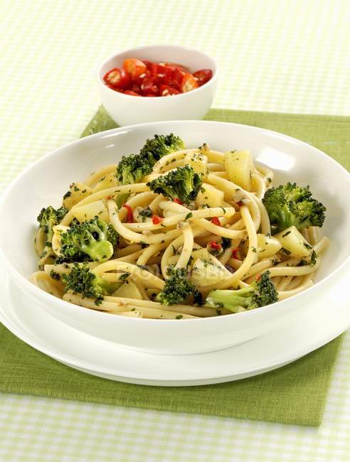 Bucatini pasta with potatoes and broccoli — Stock Photo