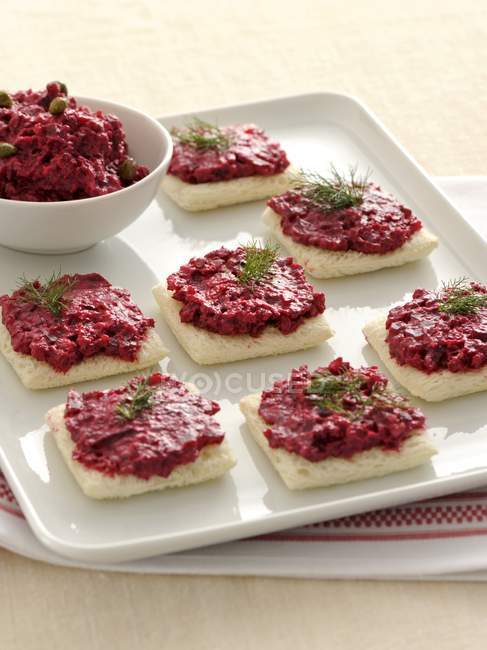 Crostini topped with beetroot — Stock Photo