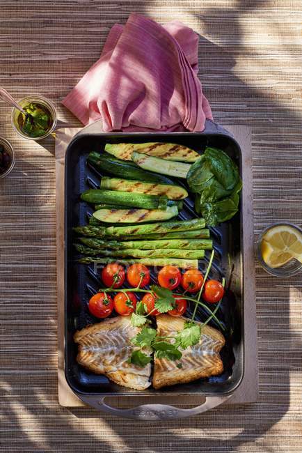 Pátio de peixe com legumes grelhados — Fotografia de Stock