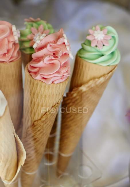 Cônes de crème glacée avec meringue — Photo de stock
