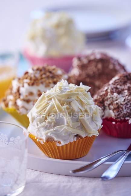 Meringues with cream on tray — Stock Photo