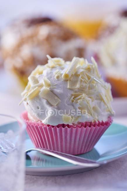 Meringue with cream on blue saucer — Stock Photo