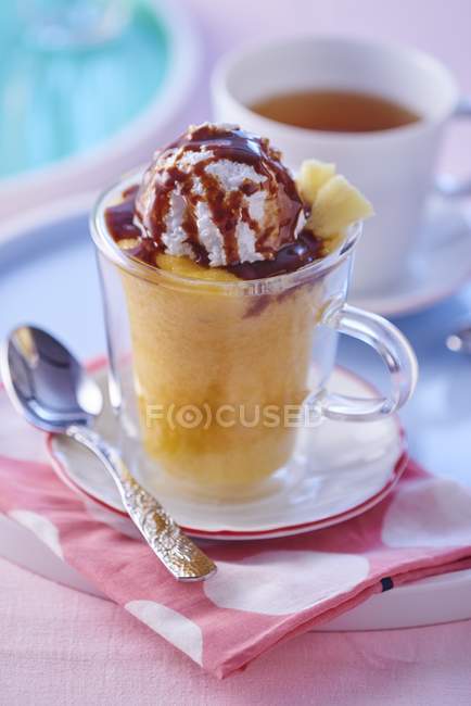 Mug cake à l'ananas — Photo de stock