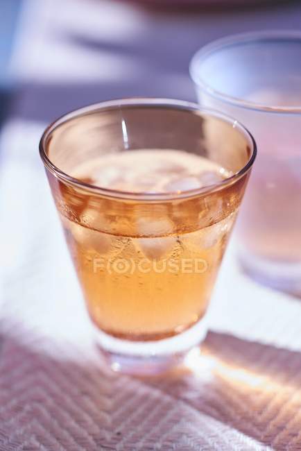 Glas Rosenwein mit Eiswürfeln — Stockfoto
