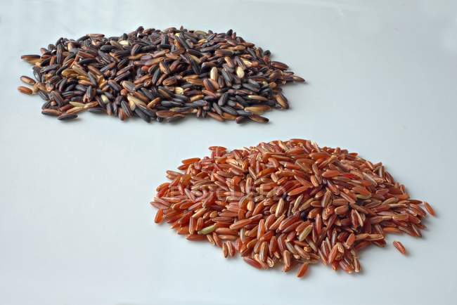 Arroz rojo y arroz negro - foto de stock