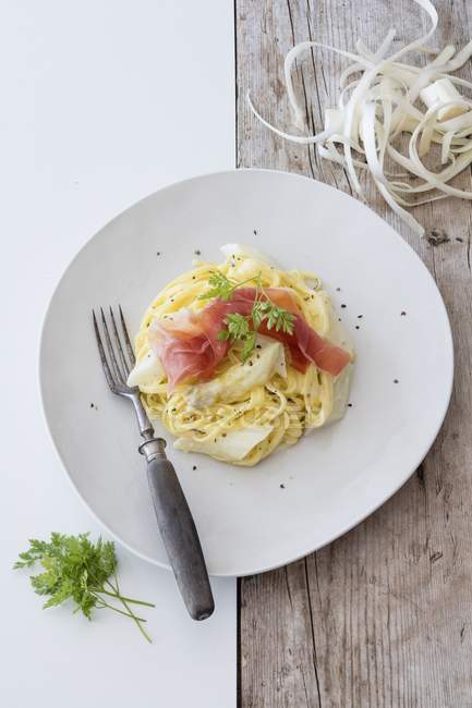 Tagliatelle pasta with asparagus and Parma ham — Stock Photo
