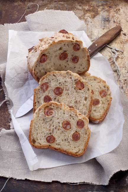 Нарезанный колбасный хлеб — стоковое фото