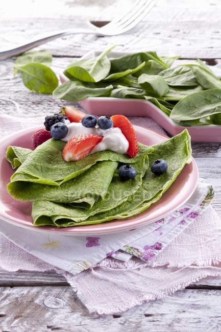 Spinach pancakes with berries — Stock Photo
