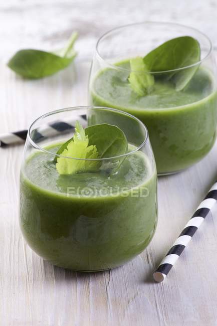Зеленые коктейли со шпинатом — стоковое фото